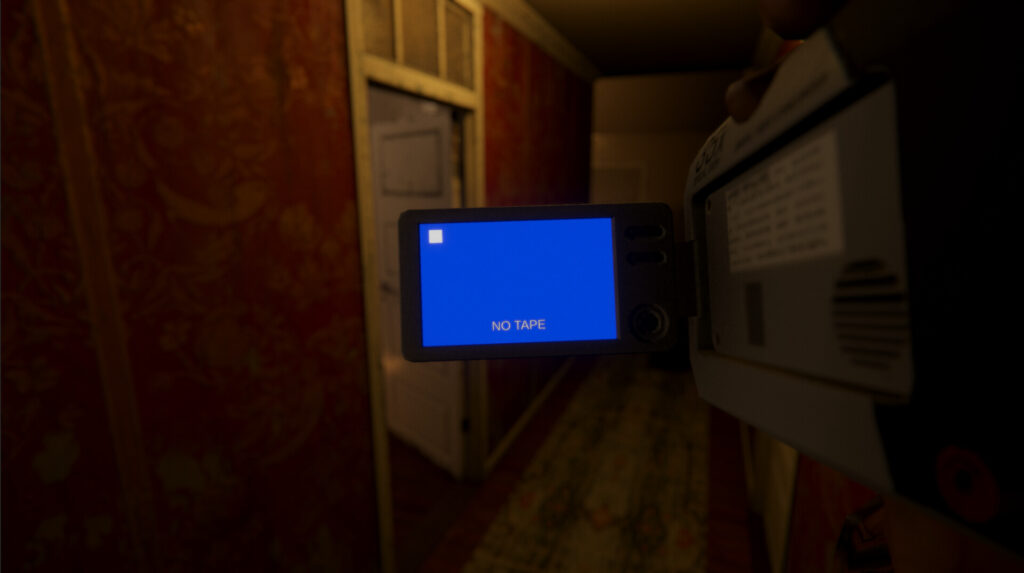 Handcamera met blauw scherm en NO TAPE in een donkere kamer in Playable Archive